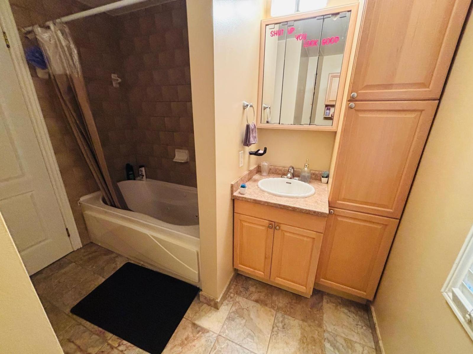 Square One Mississauga Suite- Attached Bathroom, Walking Transit & Plaza Экстерьер фото